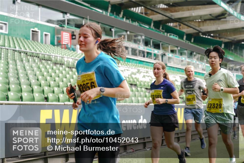 13.09.2026 - 21. swb-Marathon Bremen Michael Burmester http://msf.ph/oto/10452043 13.09.2026 10:31:35 Laufen im Stadion 10141, 10146, 10174, 10222, 10227, 10246, 10255, 10256, 10281, 10284, 10304, 10339, 10359, 10410, 10443, 10448, 10471, 10478, 10479, 10503, 10515, 10517, 10518, 10529, 10540, 10543, 10555, 10577, 10579, 10588, 10589, 10608, 10610, 10626, 10631, 10641, 10646, 10684, 10685, 10690, 10703, 10704, 10707, 10708, 10714, 10725, 10757, 10765, 10780, 10821, 10822, 10837, 10838, 10862, 10863, 10884, 10886, 10984, 11038, 11350, 11379 meine-sportfotos.de
