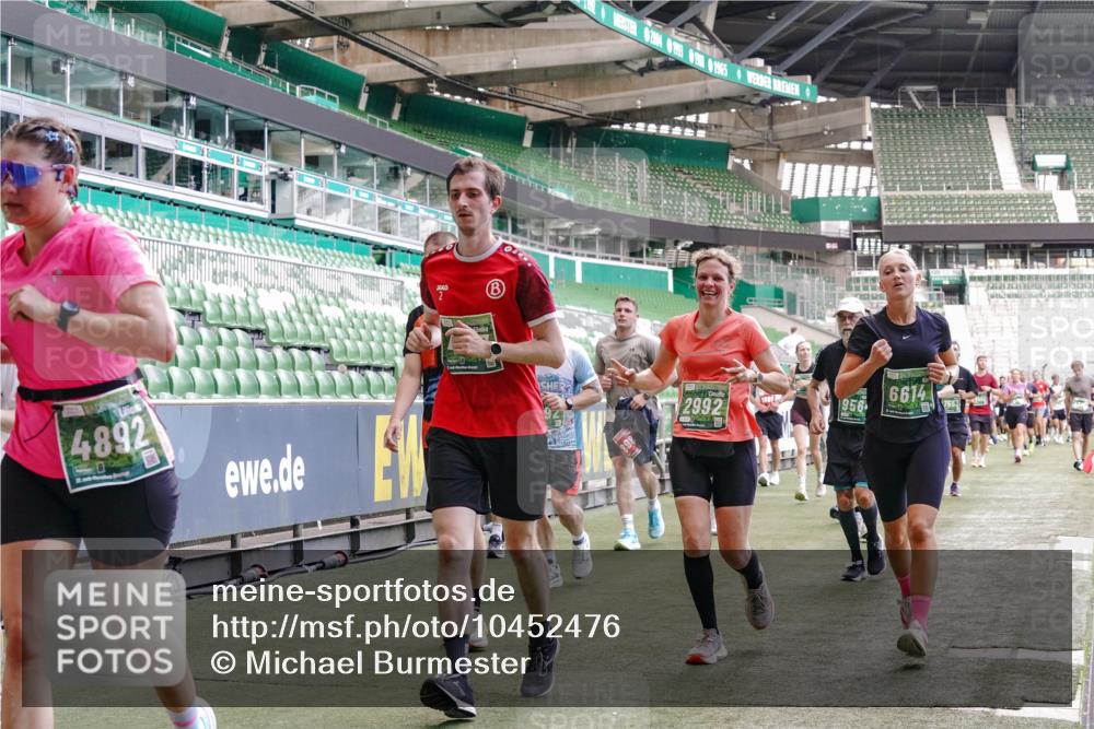 13.09.2026 - 21. swb-Marathon Bremen Michael Burmester http://msf.ph/oto/10452476 13.09.2026 13:10:03 Laufen im Stadion 164, 373, 383, 391, 448, 532, 549, 563, 581, 625, 813, 869, 898, 1025, 1072, 1150, 1180, 1398, 1738, 1855, 1867, 1880, 1894, 1967, 2202, 2208, 2232, 2243, 2268, 2284, 2333, 2339, 2342, 2380, 2413, 2429, 2432, 2441, 2467, 2471, 2525, 2530, 2553, 2573, 2594, 2654, 2682, 2692, 2714, 2717, 2784, 2785, 2819, 2823, 2841, 2920, 2931, 2932, 2941, 3032, 3063, 3086, 3089, 3122, 3174, 3207, 3208, 3291, 3316, 3327, 3333, 3370, 3398, 3410, 3437, 3470, 3707, 3769, 109 meine-sportfotos.de