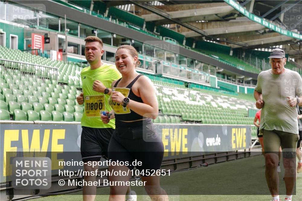 13.09.2026 - 21. swb-Marathon Bremen Michael Burmester http://msf.ph/oto/10452651 13.09.2026 10:31:47 Laufen im Stadion 10141, 10146, 10174, 10222, 10226, 10227, 10243, 10246, 10249, 10255, 10256, 10281, 10284, 10304, 10322, 10339, 10359, 10365, 10410, 10443, 10448, 10471, 10478, 10479, 10503, 10517, 10518, 10529, 10540, 10543, 10555, 10565, 10577, 10579, 10588, 10589, 10608, 10610, 10626, 10631, 10646, 10670, 10684, 10685, 10690, 10703, 10704, 10707, 10708, 10714, 10721, 10725, 10757, 10765, 10821, 10822, 10838, 10862, 10863, 10884, 10886, 11038, 11350, 11379 meine-sportfotos.de