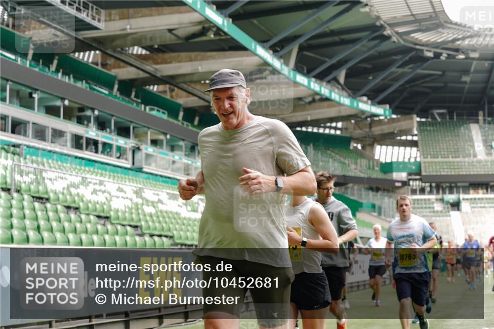 13.09.2026 - 21. swb-Marathon Bremen Michael Burmester http://msf.ph/oto/10452681 13.09.2026 10:31:48 Laufen im Stadion 10141, 10146, 10174, 10222, 10226, 10227, 10243, 10246, 10249, 10255, 10256, 10281, 10284, 10304, 10322, 10339, 10359, 10365, 10410, 10443, 10448, 10471, 10478, 10479, 10503, 10517, 10518, 10529, 10540, 10543, 10555, 10565, 10577, 10579, 10589, 10608, 10610, 10626, 10631, 10646, 10670, 10684, 10685, 10690, 10703, 10704, 10707, 10708, 10714, 10721, 10725, 10757, 10765, 10821, 10822, 10838, 10862, 10863, 10884, 10886, 11038, 11350, 11379 meine-sportfotos.de