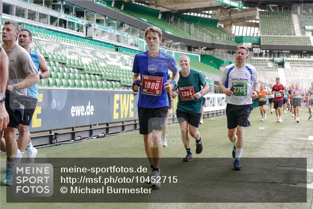 13.09.2026 - 21. swb-Marathon Bremen Michael Burmester http://msf.ph/oto/10452715 13.09.2026 13:10:07 Laufen im Stadion 164, 373, 383, 391, 448, 532, 549, 563, 581, 625, 813, 869, 898, 1025, 1072, 1150, 1180, 1398, 1738, 1855, 1867, 1880, 1894, 1967, 2202, 2208, 2232, 2243, 2268, 2284, 2333, 2339, 2342, 2413, 2429, 2432, 2441, 2471, 2525, 2530, 2553, 2573, 2594, 2654, 2682, 2692, 2714, 2717, 2784, 2785, 2819, 2823, 2920, 2931, 2932, 2941, 3026, 3032, 3063, 3086, 3089, 3122, 3174, 3207, 3208, 3291, 3316, 3327, 3333, 3370, 3398, 3410, 3437, 3470, 3707, 3769, 109 meine-sportfotos.de