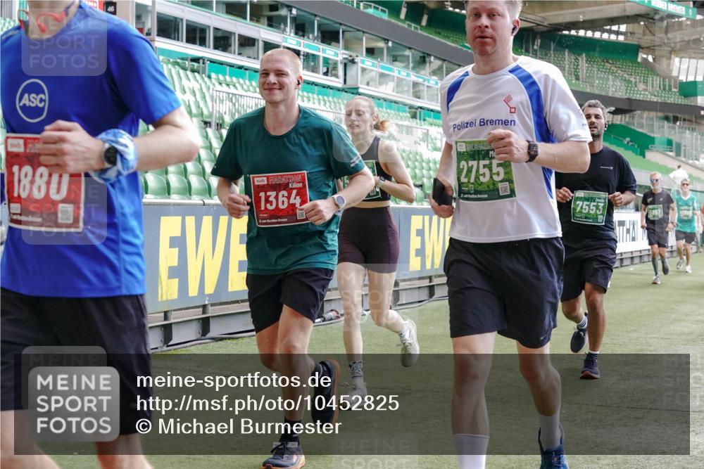 13.09.2026 - 21. swb-Marathon Bremen Michael Burmester http://msf.ph/oto/10452825 13.09.2026 13:10:09 Laufen im Stadion 164, 373, 383, 391, 448, 532, 549, 563, 581, 625, 813, 869, 898, 1025, 1072, 1150, 1180, 1398, 1738, 1855, 1867, 1880, 1894, 1967, 2202, 2208, 2232, 2243, 2268, 2284, 2333, 2339, 2342, 2413, 2429, 2432, 2441, 2471, 2525, 2530, 2553, 2573, 2594, 2654, 2682, 2692, 2714, 2717, 2784, 2785, 2819, 2823, 2920, 2931, 2932, 2941, 3026, 3032, 3063, 3086, 3089, 3122, 3174, 3207, 3208, 3291, 3316, 3327, 3333, 3370, 3398, 3409, 3410, 3437, 3470, 3707, 3769, 109 meine-sportfotos.de