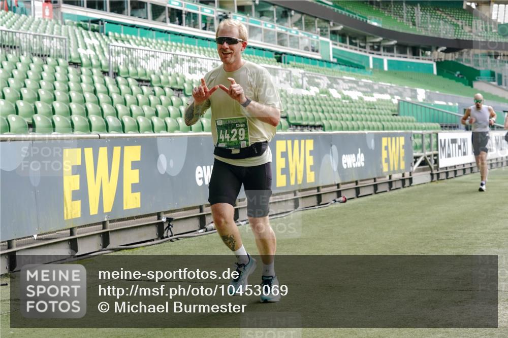 13.09.2026 - 21. swb-Marathon Bremen Michael Burmester http://msf.ph/oto/10453069 13.09.2026 12:51:16 Laufen im Stadion 235, 335, 469, 663, 670, 734, 771, 863, 1043, 1125, 1146, 1162, 1455, 1510, 1513, 1605, 1613, 1970, 1998, 2008, 2052, 2130, 2291, 2295, 2347, 2360, 2442, 2444, 2447, 2759, 2847, 3440, 3484, 3566, 3625, 3647, 3703, 3808, 3959, 4023, 4165, 4368, 4429, 4473, 4559, 4571, 4573, 4582, 4727, 4781, 4782, 4888, 4895, 5066, 5079, 5111, 5152, 5155, 5168, 5314, 5377, 5379, 5383, 5521, 5532, 5620, 5627, 5636, 5696, 6267, 6274, 6471, 6652, 6668, 6901, 6906, 7121, 8033, 8798 meine-sportfotos.de