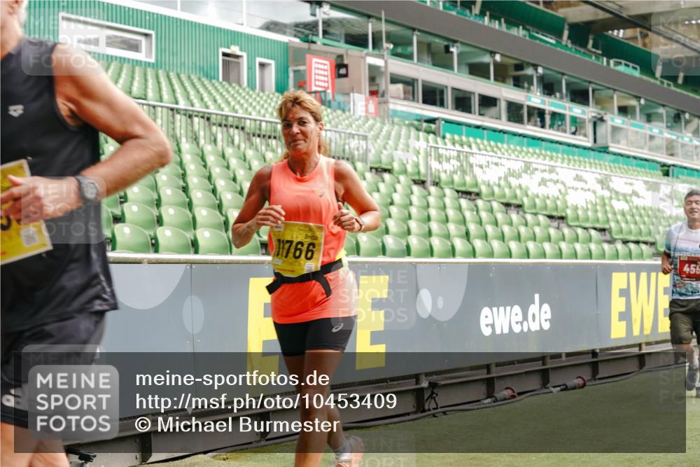 13.09.2026 - 21. swb-Marathon Bremen Michael Burmester http://msf.ph/oto/10453409 13.09.2026 10:32:01 Laufen im Stadion 10141, 10146, 10174, 10203, 10222, 10226, 10227, 10243, 10246, 10249, 10255, 10256, 10281, 10284, 10322, 10365, 10372, 10410, 10443, 10448, 10471, 10478, 10479, 10486, 10503, 10517, 10518, 10529, 10540, 10543, 10550, 10555, 10565, 10577, 10579, 10589, 10608, 10610, 10626, 10631, 10646, 10670, 10675, 10684, 10685, 10690, 10703, 10704, 10707, 10708, 10714, 10721, 10725, 10757, 10765, 10771, 10821, 10822, 10838, 10886, 11350, 11379 meine-sportfotos.de