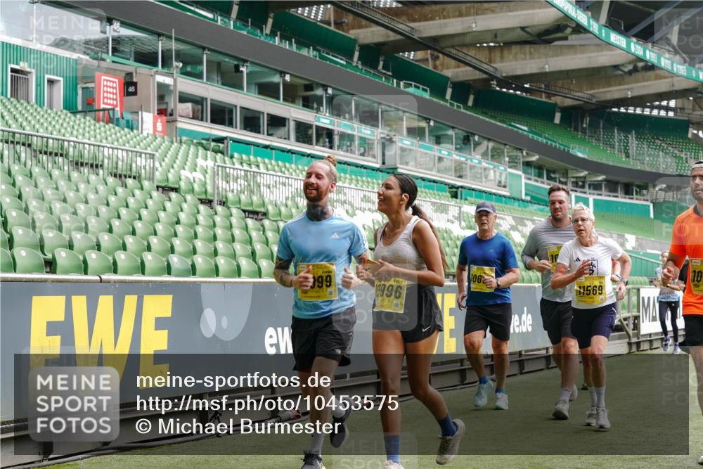 13.09.2026 - 21. swb-Marathon Bremen Michael Burmester http://msf.ph/oto/10453575 13.09.2026 10:32:05 Laufen im Stadion 10141, 10146, 10174, 10203, 10222, 10226, 10227, 10243, 10246, 10249, 10255, 10256, 10281, 10284, 10322, 10365, 10372, 10410, 10443, 10448, 10471, 10478, 10479, 10486, 10503, 10517, 10518, 10529, 10540, 10543, 10550, 10555, 10565, 10577, 10579, 10589, 10608, 10610, 10626, 10631, 10646, 10670, 10675, 10684, 10685, 10690, 10703, 10704, 10707, 10708, 10714, 10721, 10725, 10757, 10765, 10771, 10821, 10822, 10838, 10886, 11350, 11379 meine-sportfotos.de