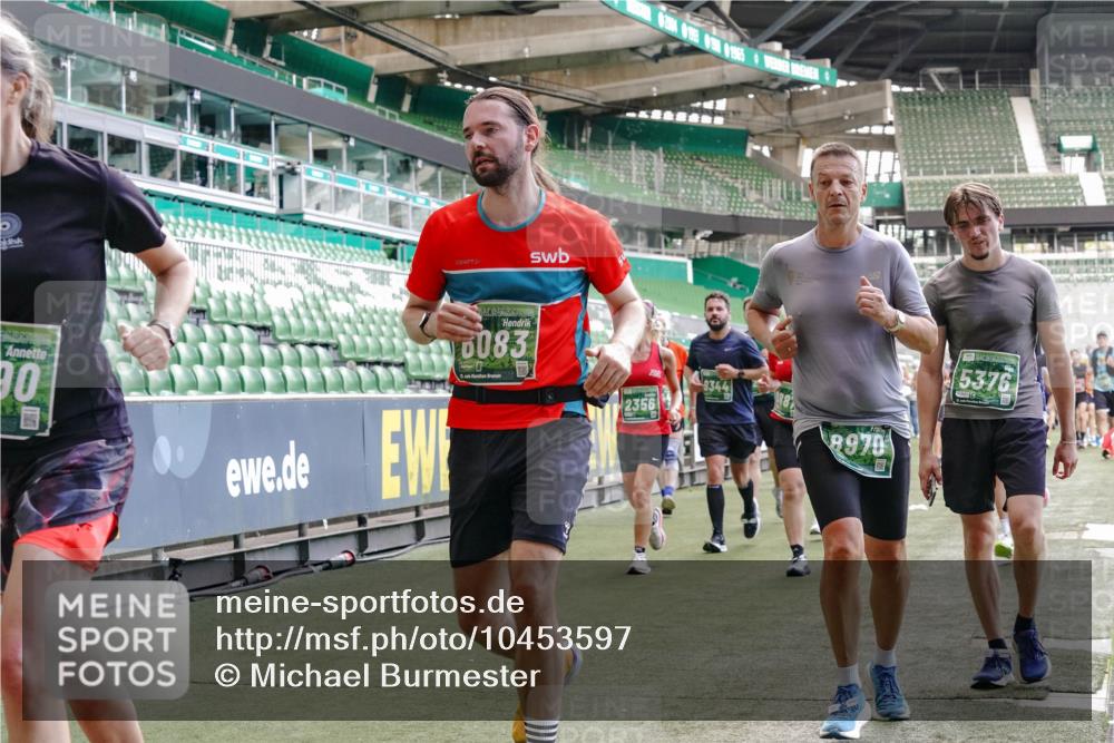 13.09.2026 - 21. swb-Marathon Bremen Michael Burmester http://msf.ph/oto/10453597 13.09.2026 13:10:24 Laufen im Stadion 164, 373, 383, 391, 448, 532, 549, 563, 581, 625, 813, 869, 898, 984, 1072, 1150, 1180, 1738, 1855, 1867, 1880, 1894, 1967, 2202, 2208, 2232, 2243, 2268, 2284, 2330, 2333, 2339, 2342, 2429, 2432, 2441, 2443, 2471, 2525, 2530, 2531, 2553, 2573, 2589, 2594, 2654, 2682, 2714, 2717, 2784, 2785, 2819, 2836, 2920, 2931, 2932, 2941, 3026, 3032, 3063, 3086, 3089, 3122, 3174, 3207, 3208, 3291, 3316, 3327, 3333, 3370, 3398, 3409, 3410, 3437, 3470, 3549, 3707, 3769, 109 meine-sportfotos.de