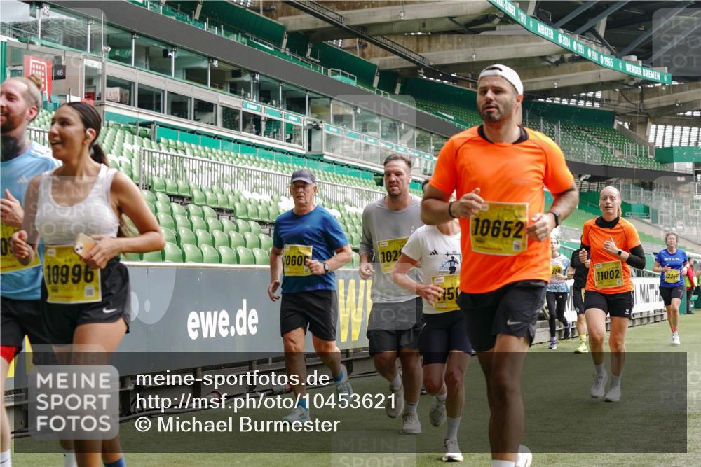 13.09.2026 - 21. swb-Marathon Bremen Michael Burmester http://msf.ph/oto/10453621 13.09.2026 10:32:06 Laufen im Stadion 10141, 10146, 10174, 10203, 10222, 10226, 10227, 10243, 10246, 10249, 10255, 10256, 10281, 10284, 10322, 10365, 10372, 10410, 10443, 10448, 10471, 10478, 10479, 10486, 10503, 10517, 10518, 10529, 10540, 10543, 10550, 10555, 10565, 10577, 10579, 10589, 10608, 10610, 10626, 10631, 10646, 10670, 10675, 10684, 10685, 10690, 10703, 10704, 10707, 10708, 10721, 10725, 10757, 10771, 10821, 10822, 10838, 10886, 11350, 11379 meine-sportfotos.de