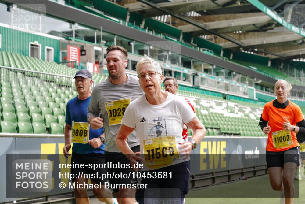 13.09.2026 - 21. swb-Marathon Bremen Michael Burmester http://msf.ph/oto/10453681 13.09.2026 10:32:07 Laufen im Stadion 10141, 10146, 10203, 10222, 10226, 10227, 10243, 10246, 10249, 10255, 10256, 10281, 10284, 10322, 10365, 10372, 10379, 10410, 10443, 10448, 10471, 10478, 10479, 10486, 10503, 10517, 10518, 10529, 10540, 10543, 10550, 10555, 10565, 10577, 10579, 10589, 10608, 10610, 10626, 10631, 10646, 10670, 10675, 10684, 10685, 10690, 10703, 10704, 10707, 10708, 10721, 10725, 10757, 10771, 10821, 10822, 10838, 11350, 11379 meine-sportfotos.de