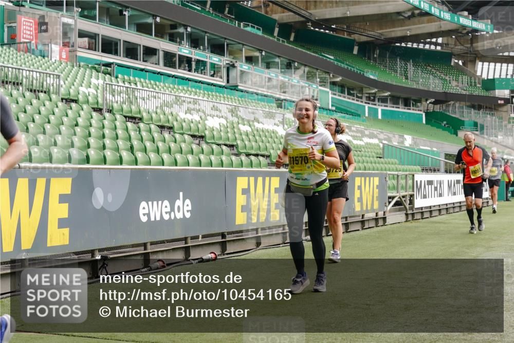 13.09.2026 - 21. swb-Marathon Bremen Michael Burmester http://msf.ph/oto/10454165 13.09.2026 10:32:16 Laufen im Stadion 10067, 10141, 10146, 10203, 10222, 10226, 10227, 10243, 10246, 10249, 10255, 10256, 10284, 10300, 10322, 10365, 10372, 10379, 10383, 10410, 10443, 10448, 10471, 10478, 10479, 10486, 10503, 10517, 10518, 10529, 10540, 10543, 10550, 10555, 10565, 10577, 10579, 10589, 10608, 10610, 10626, 10631, 10646, 10670, 10675, 10684, 10685, 10690, 10703, 10704, 10707, 10708, 10721, 10725, 10728, 10771, 10821, 10822, 10838, 11350, 11379 meine-sportfotos.de