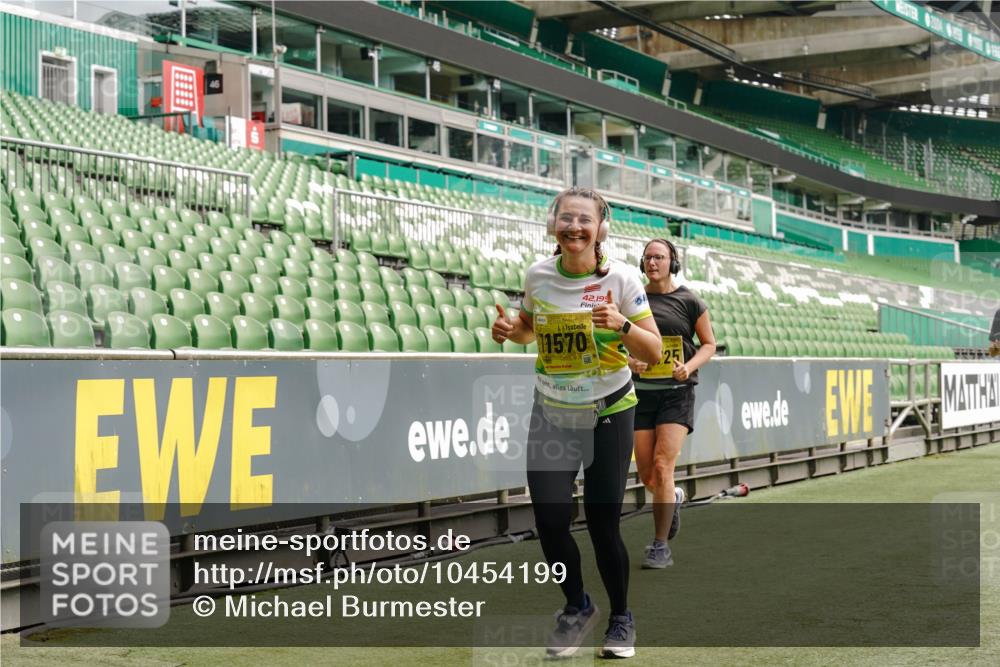 13.09.2026 - 21. swb-Marathon Bremen Michael Burmester http://msf.ph/oto/10454199 13.09.2026 10:32:17 Laufen im Stadion 10067, 10141, 10146, 10203, 10222, 10226, 10227, 10243, 10246, 10249, 10255, 10256, 10284, 10300, 10322, 10365, 10372, 10379, 10383, 10410, 10443, 10448, 10471, 10478, 10479, 10486, 10503, 10517, 10518, 10529, 10540, 10543, 10550, 10555, 10565, 10577, 10579, 10589, 10608, 10610, 10626, 10631, 10646, 10670, 10675, 10684, 10685, 10690, 10703, 10704, 10707, 10708, 10721, 10725, 10728, 10771, 10821, 10822, 10838, 11350, 11379 meine-sportfotos.de