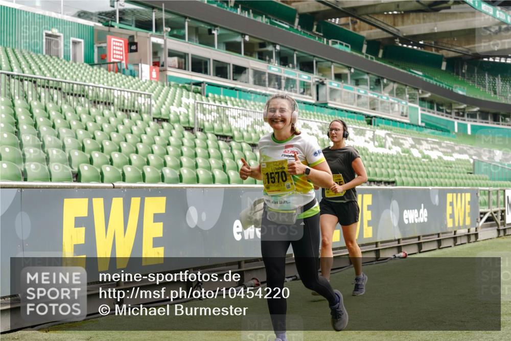 13.09.2026 - 21. swb-Marathon Bremen Michael Burmester http://msf.ph/oto/10454220 13.09.2026 10:32:17 Laufen im Stadion 10067, 10141, 10146, 10203, 10222, 10226, 10227, 10243, 10246, 10249, 10255, 10256, 10284, 10300, 10322, 10365, 10372, 10379, 10383, 10410, 10443, 10448, 10471, 10478, 10479, 10486, 10503, 10517, 10518, 10529, 10540, 10543, 10550, 10555, 10565, 10577, 10579, 10589, 10608, 10610, 10626, 10631, 10646, 10670, 10675, 10684, 10685, 10690, 10703, 10704, 10707, 10708, 10721, 10725, 10728, 10771, 10821, 10822, 10838, 11350, 11379 meine-sportfotos.de