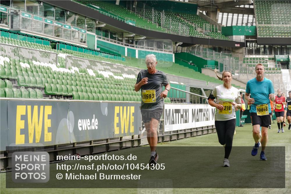 13.09.2026 - 21. swb-Marathon Bremen Michael Burmester http://msf.ph/oto/10454305 13.09.2026 10:32:21 Laufen im Stadion 10067, 10141, 10146, 10166, 10203, 10222, 10226, 10243, 10246, 10249, 10255, 10256, 10284, 10300, 10322, 10365, 10372, 10374, 10379, 10383, 10394, 10410, 10443, 10471, 10478, 10479, 10486, 10494, 10503, 10517, 10518, 10529, 10540, 10543, 10550, 10555, 10565, 10577, 10579, 10589, 10608, 10610, 10626, 10631, 10646, 10670, 10675, 10684, 10685, 10690, 10703, 10704, 10707, 10708, 10721, 10725, 10728, 10771, 10794, 11350, 11379 meine-sportfotos.de