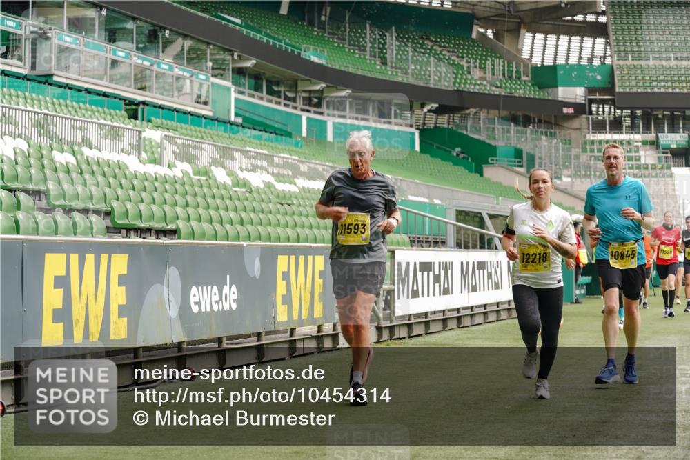 13.09.2026 - 21. swb-Marathon Bremen Michael Burmester http://msf.ph/oto/10454314 13.09.2026 10:32:22 Laufen im Stadion 10067, 10141, 10146, 10166, 10203, 10222, 10226, 10243, 10246, 10249, 10255, 10256, 10284, 10300, 10322, 10365, 10372, 10374, 10379, 10383, 10394, 10410, 10443, 10471, 10478, 10479, 10486, 10494, 10503, 10517, 10518, 10529, 10540, 10543, 10550, 10555, 10565, 10577, 10579, 10589, 10608, 10610, 10626, 10631, 10646, 10670, 10675, 10684, 10685, 10690, 10703, 10704, 10707, 10708, 10721, 10725, 10728, 10771, 10794, 11350, 11379 meine-sportfotos.de