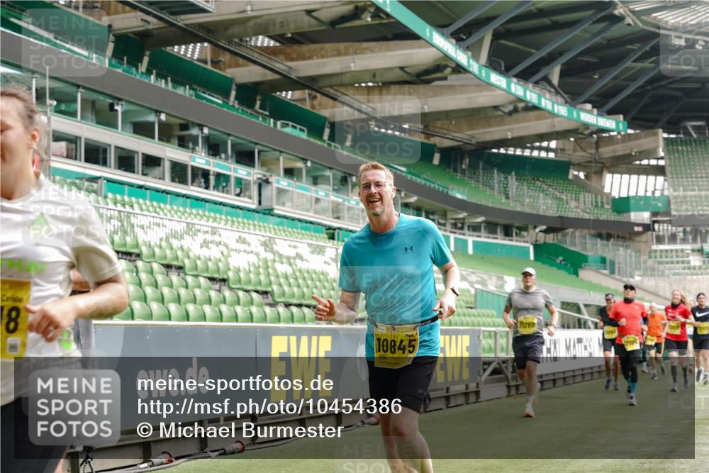13.09.2026 - 21. swb-Marathon Bremen Michael Burmester http://msf.ph/oto/10454386 13.09.2026 10:32:25 Laufen im Stadion 10067, 10078, 10141, 10146, 10166, 10203, 10222, 10226, 10243, 10246, 10249, 10255, 10256, 10284, 10300, 10322, 10365, 10372, 10374, 10379, 10383, 10394, 10410, 10443, 10471, 10478, 10479, 10486, 10494, 10503, 10517, 10518, 10529, 10540, 10543, 10550, 10555, 10565, 10577, 10579, 10589, 10608, 10610, 10626, 10631, 10646, 10670, 10675, 10684, 10685, 10690, 10703, 10704, 10707, 10708, 10721, 10725, 10728, 10771, 10794, 11350, 11379 meine-sportfotos.de