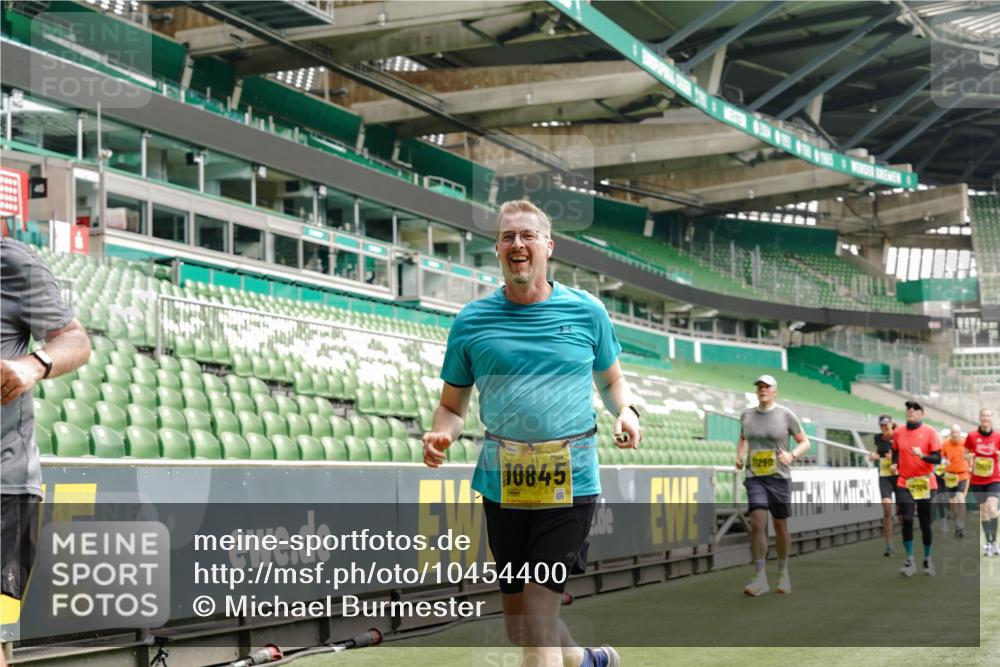 13.09.2026 - 21. swb-Marathon Bremen Michael Burmester http://msf.ph/oto/10454400 13.09.2026 10:32:25 Laufen im Stadion 10067, 10078, 10141, 10146, 10166, 10203, 10222, 10226, 10243, 10246, 10249, 10255, 10256, 10284, 10300, 10322, 10365, 10372, 10374, 10379, 10383, 10394, 10410, 10443, 10471, 10478, 10479, 10486, 10494, 10503, 10517, 10518, 10529, 10540, 10543, 10550, 10555, 10565, 10577, 10579, 10589, 10608, 10610, 10626, 10631, 10646, 10670, 10675, 10684, 10685, 10690, 10703, 10704, 10707, 10708, 10721, 10725, 10728, 10771, 10794, 11350, 11379 meine-sportfotos.de