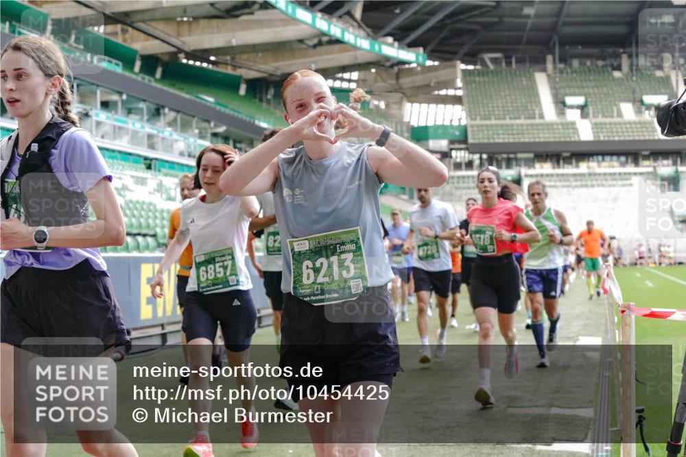 13.09.2026 - 21. swb-Marathon Bremen Michael Burmester http://msf.ph/oto/10454425 13.09.2026 13:10:40 Laufen im Stadion 164, 265, 373, 383, 391, 448, 532, 563, 581, 869, 898, 984, 1180, 1738, 1855, 1867, 1894, 1952, 1967, 2202, 2232, 2268, 2284, 2299, 2330, 2333, 2339, 2342, 2432, 2443, 2471, 2525, 2530, 2531, 2553, 2573, 2589, 2594, 2654, 2669, 2682, 2714, 2717, 2784, 2785, 2819, 2836, 2920, 2931, 2932, 3026, 3032, 3063, 3086, 3089, 3122, 3159, 3174, 3207, 3208, 3291, 3316, 3333, 3352, 3370, 3398, 3409, 3410, 3437, 3470, 3549, 3707, 3769, 109 meine-sportfotos.de