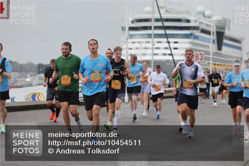 13.09.2026 - Kiel Lauf Andreas Tolksdorf http://msf.ph/oto/10454511 13.09.2026 11:54:32 Kiellinie 3721, 38, 3181, 985, 3 meine-sportfotos.de