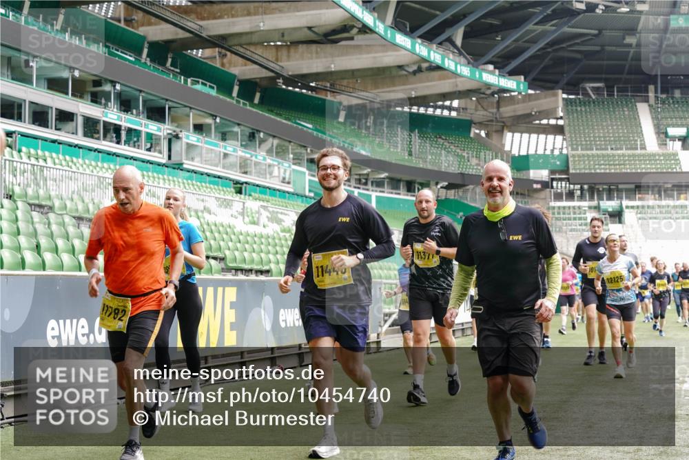 13.09.2026 - 21. swb-Marathon Bremen Michael Burmester http://msf.ph/oto/10454740 13.09.2026 10:32:34 Laufen im Stadion 10067, 10078, 10146, 10166, 10184, 10203, 10211, 10222, 10226, 10243, 10246, 10249, 10255, 10256, 10284, 10300, 10322, 10365, 10372, 10374, 10379, 10383, 10394, 10408, 10410, 10443, 10471, 10478, 10479, 10486, 10494, 10503, 10517, 10518, 10529, 10530, 10540, 10543, 10550, 10555, 10565, 10577, 10579, 10589, 10608, 10610, 10626, 10631, 10646, 10670, 10675, 10684, 10685, 10690, 10703, 10704, 10707, 10708, 10721, 10725, 10728, 10745, 10749, 10750, 10771, 10794 meine-sportfotos.de