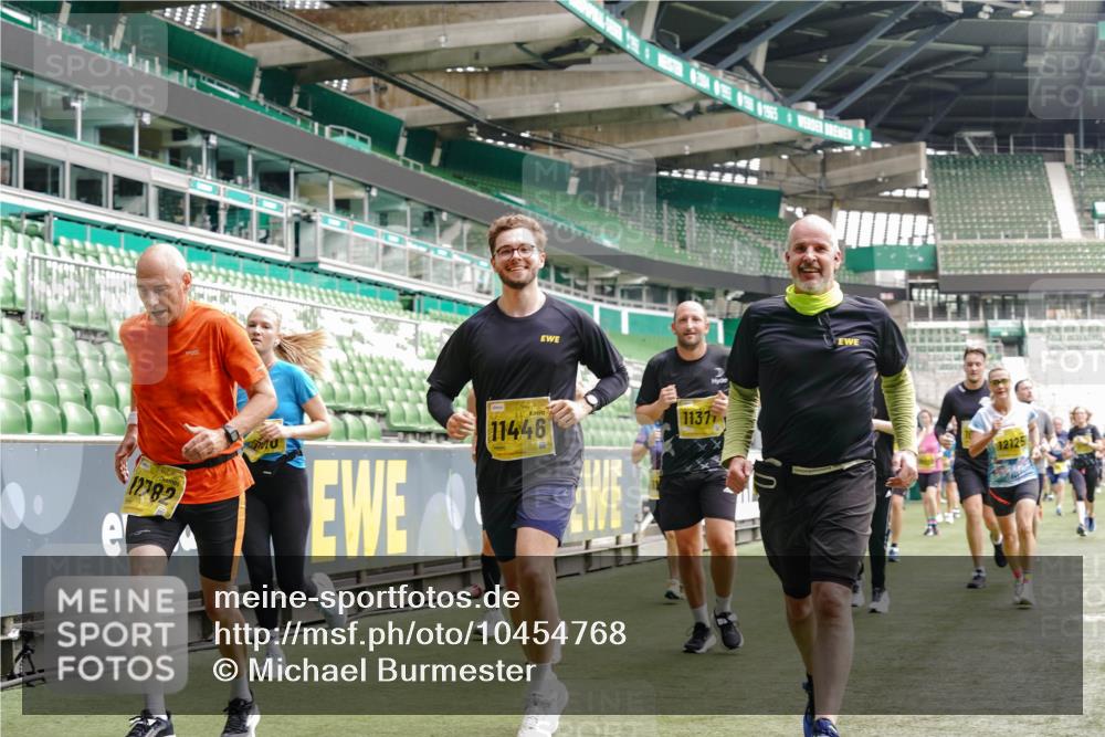 13.09.2026 - 21. swb-Marathon Bremen Michael Burmester http://msf.ph/oto/10454768 13.09.2026 10:32:34 Laufen im Stadion 10067, 10078, 10146, 10166, 10184, 10203, 10211, 10222, 10226, 10243, 10246, 10249, 10255, 10256, 10284, 10300, 10322, 10365, 10372, 10374, 10379, 10383, 10394, 10408, 10410, 10443, 10471, 10478, 10479, 10486, 10494, 10503, 10517, 10518, 10529, 10530, 10540, 10543, 10550, 10555, 10565, 10577, 10579, 10589, 10608, 10610, 10626, 10631, 10646, 10670, 10675, 10684, 10685, 10690, 10703, 10704, 10707, 10708, 10721, 10725, 10728, 10745, 10749, 10750, 10771, 10794 meine-sportfotos.de