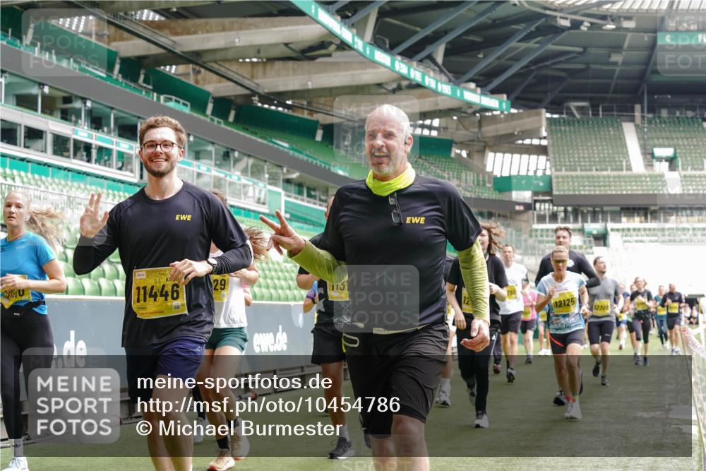 13.09.2026 - 21. swb-Marathon Bremen Michael Burmester http://msf.ph/oto/10454786 13.09.2026 10:32:35 Laufen im Stadion 10067, 10078, 10146, 10166, 10184, 10203, 10211, 10222, 10226, 10243, 10246, 10249, 10255, 10256, 10300, 10322, 10365, 10372, 10374, 10379, 10383, 10394, 10408, 10410, 10443, 10471, 10478, 10479, 10486, 10494, 10503, 10517, 10518, 10529, 10530, 10540, 10543, 10550, 10555, 10565, 10579, 10589, 10608, 10610, 10626, 10631, 10646, 10670, 10675, 10684, 10690, 10703, 10704, 10707, 10708, 10721, 10725, 10728, 10745, 10749, 10750, 10771, 10794 meine-sportfotos.de