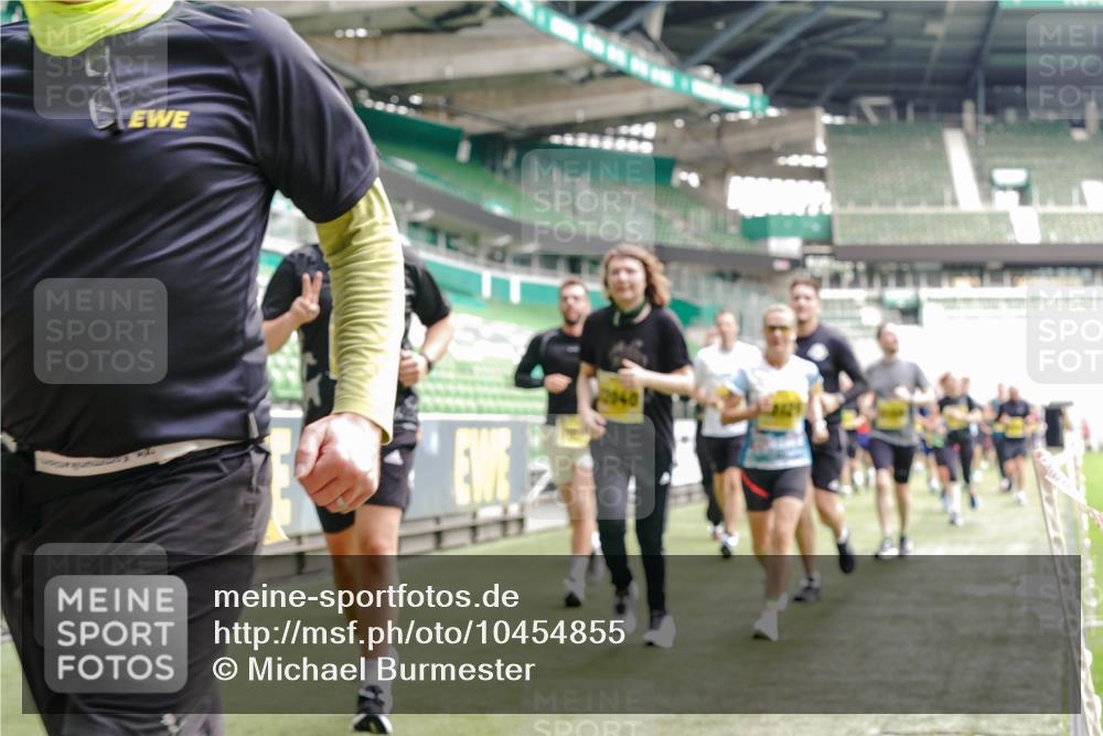 13.09.2026 - 21. swb-Marathon Bremen Michael Burmester http://msf.ph/oto/10454855 13.09.2026 10:32:36 Laufen im Stadion 10067, 10078, 10146, 10166, 10184, 10203, 10211, 10222, 10226, 10243, 10246, 10249, 10255, 10256, 10300, 10322, 10365, 10372, 10374, 10379, 10383, 10394, 10408, 10410, 10443, 10471, 10478, 10479, 10486, 10494, 10503, 10517, 10518, 10529, 10530, 10540, 10543, 10550, 10555, 10565, 10579, 10589, 10608, 10610, 10626, 10631, 10646, 10670, 10675, 10690, 10703, 10704, 10707, 10708, 10721, 10725, 10728, 10745, 10749, 10750, 10771, 10794 meine-sportfotos.de
