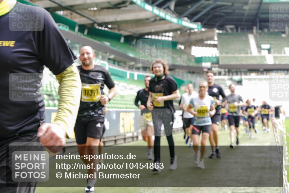 13.09.2026 - 21. swb-Marathon Bremen Michael Burmester http://msf.ph/oto/10454863 13.09.2026 10:32:36 Laufen im Stadion 10067, 10078, 10146, 10166, 10184, 10203, 10211, 10222, 10226, 10243, 10246, 10249, 10255, 10256, 10300, 10322, 10365, 10372, 10374, 10379, 10383, 10394, 10408, 10410, 10443, 10471, 10478, 10479, 10486, 10494, 10503, 10517, 10518, 10529, 10530, 10540, 10543, 10550, 10555, 10565, 10579, 10589, 10608, 10610, 10626, 10631, 10646, 10670, 10675, 10690, 10703, 10704, 10707, 10708, 10721, 10725, 10728, 10745, 10749, 10750, 10771, 10794 meine-sportfotos.de