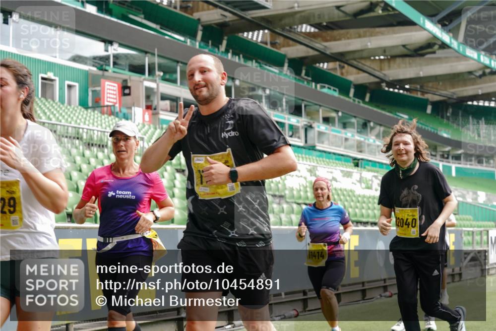13.09.2026 - 21. swb-Marathon Bremen Michael Burmester http://msf.ph/oto/10454891 13.09.2026 10:32:37 Laufen im Stadion 10067, 10078, 10146, 10166, 10184, 10203, 10211, 10222, 10226, 10243, 10246, 10249, 10255, 10256, 10300, 10322, 10365, 10372, 10374, 10379, 10383, 10394, 10408, 10410, 10443, 10471, 10478, 10479, 10486, 10494, 10503, 10517, 10518, 10529, 10530, 10540, 10543, 10550, 10555, 10565, 10579, 10589, 10608, 10610, 10626, 10631, 10646, 10670, 10675, 10690, 10703, 10704, 10707, 10708, 10721, 10725, 10728, 10745, 10749, 10750, 10771, 10794 meine-sportfotos.de