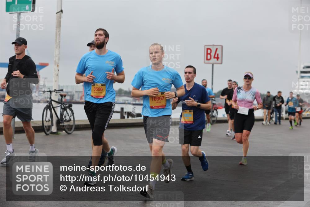 13.09.2026 - Kiel Lauf Andreas Tolksdorf http://msf.ph/oto/10454943 13.09.2026 11:55:05 Kiellinie 38, 3586, 10967, 10824, 4 meine-sportfotos.de