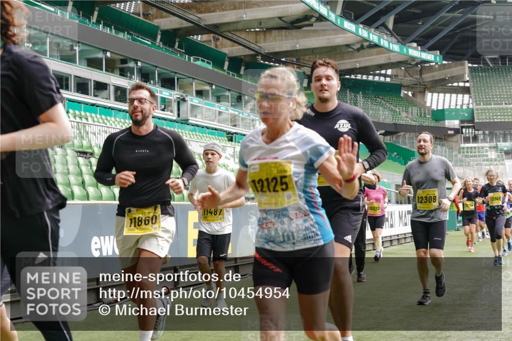13.09.2026 - 21. swb-Marathon Bremen Michael Burmester http://msf.ph/oto/10454954 13.09.2026 10:32:38 Laufen im Stadion 10067, 10078, 10146, 10166, 10184, 10203, 10211, 10222, 10226, 10243, 10246, 10249, 10255, 10256, 10300, 10322, 10365, 10372, 10374, 10379, 10383, 10394, 10408, 10410, 10443, 10471, 10478, 10479, 10486, 10494, 10503, 10517, 10518, 10529, 10530, 10540, 10543, 10550, 10555, 10565, 10579, 10589, 10608, 10610, 10626, 10631, 10646, 10670, 10673, 10675, 10690, 10703, 10704, 10707, 10708, 10721, 10725, 10728, 10745, 10749, 10750, 10771, 10794 meine-sportfotos.de
