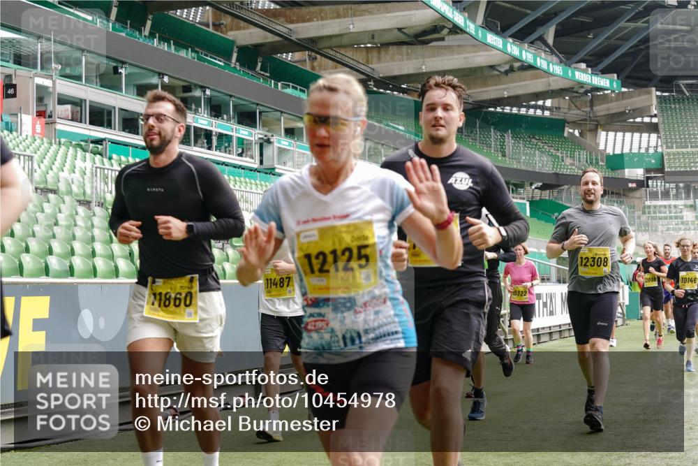 13.09.2026 - 21. swb-Marathon Bremen Michael Burmester http://msf.ph/oto/10454978 13.09.2026 10:32:38 Laufen im Stadion 10067, 10078, 10146, 10166, 10184, 10203, 10211, 10222, 10226, 10243, 10246, 10249, 10255, 10256, 10300, 10322, 10365, 10372, 10374, 10379, 10383, 10394, 10408, 10410, 10443, 10471, 10478, 10479, 10486, 10494, 10503, 10517, 10518, 10529, 10530, 10540, 10543, 10550, 10555, 10565, 10579, 10589, 10608, 10610, 10626, 10631, 10646, 10670, 10673, 10675, 10690, 10703, 10704, 10707, 10708, 10721, 10725, 10728, 10745, 10749, 10750, 10771, 10794 meine-sportfotos.de
