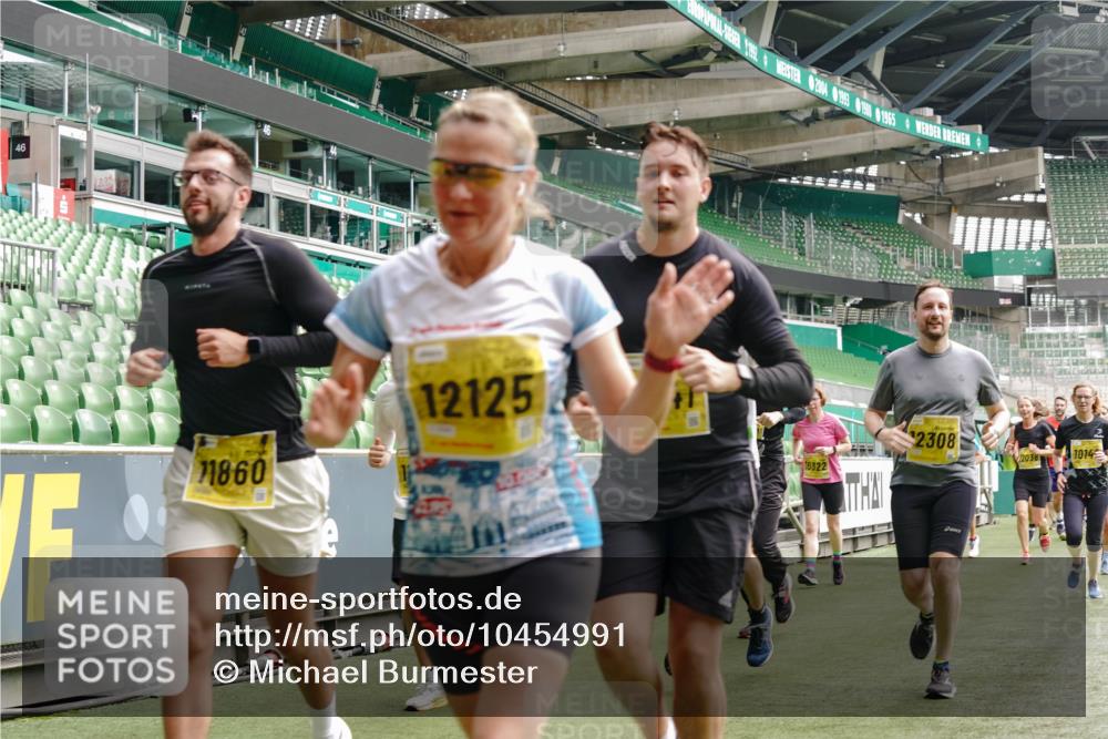 13.09.2026 - 21. swb-Marathon Bremen Michael Burmester http://msf.ph/oto/10454991 13.09.2026 10:32:39 Laufen im Stadion 10067, 10078, 10146, 10166, 10184, 10203, 10211, 10222, 10226, 10243, 10246, 10249, 10255, 10256, 10300, 10322, 10365, 10372, 10374, 10379, 10383, 10394, 10408, 10410, 10443, 10471, 10478, 10479, 10486, 10494, 10503, 10517, 10518, 10529, 10530, 10540, 10543, 10550, 10555, 10565, 10579, 10589, 10608, 10610, 10626, 10631, 10646, 10670, 10673, 10675, 10690, 10703, 10704, 10707, 10708, 10721, 10725, 10728, 10745, 10749, 10750, 10771, 10794 meine-sportfotos.de