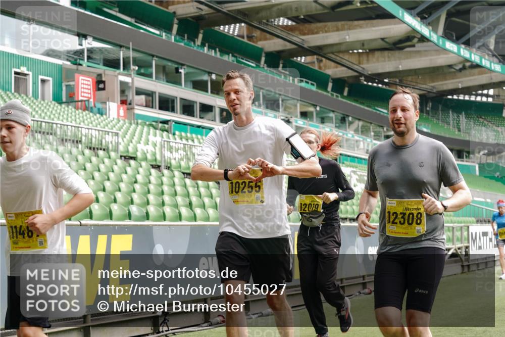 13.09.2026 - 21. swb-Marathon Bremen Michael Burmester http://msf.ph/oto/10455027 13.09.2026 10:32:40 Laufen im Stadion 10067, 10078, 10146, 10166, 10184, 10203, 10211, 10222, 10226, 10243, 10246, 10249, 10255, 10256, 10300, 10322, 10365, 10372, 10374, 10379, 10383, 10394, 10408, 10410, 10443, 10471, 10478, 10479, 10486, 10494, 10503, 10517, 10518, 10529, 10530, 10540, 10543, 10550, 10555, 10565, 10579, 10589, 10608, 10610, 10626, 10631, 10646, 10670, 10673, 10675, 10690, 10703, 10704, 10707, 10708, 10721, 10725, 10728, 10745, 10749, 10750, 10771, 10794 meine-sportfotos.de