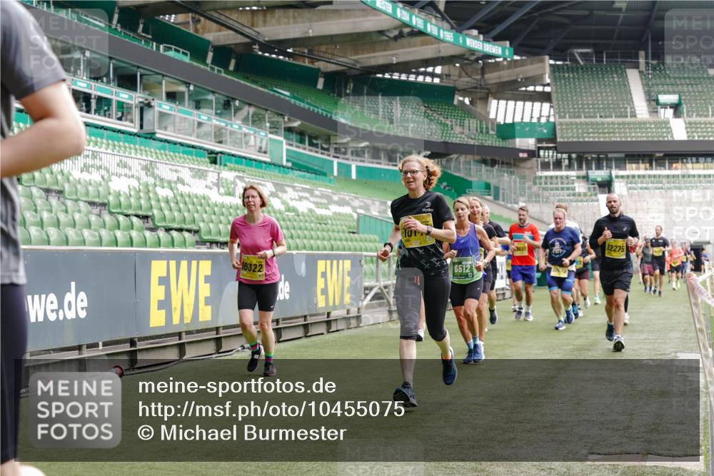 13.09.2026 - 21. swb-Marathon Bremen Michael Burmester http://msf.ph/oto/10455075 13.09.2026 10:32:41 Laufen im Stadion 10067, 10078, 10146, 10166, 10184, 10203, 10211, 10222, 10226, 10243, 10246, 10249, 10255, 10256, 10300, 10322, 10365, 10372, 10374, 10379, 10383, 10394, 10408, 10410, 10443, 10471, 10478, 10479, 10486, 10494, 10503, 10517, 10518, 10529, 10530, 10540, 10543, 10550, 10555, 10565, 10579, 10589, 10608, 10610, 10626, 10631, 10646, 10670, 10673, 10675, 10690, 10703, 10704, 10707, 10708, 10721, 10725, 10728, 10745, 10749, 10750, 10771, 10794 meine-sportfotos.de