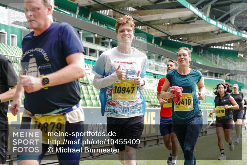 13.09.2026 - 21. swb-Marathon Bremen Michael Burmester http://msf.ph/oto/10455409 13.09.2026 10:32:47 Laufen im Stadion 10067, 10078, 10146, 10166, 10184, 10203, 10211, 10222, 10226, 10243, 10246, 10249, 10255, 10256, 10300, 10322, 10365, 10372, 10374, 10379, 10383, 10394, 10408, 10410, 10423, 10443, 10471, 10478, 10486, 10494, 10503, 10517, 10518, 10529, 10530, 10540, 10543, 10550, 10555, 10565, 10579, 10589, 10608, 10610, 10626, 10631, 10646, 10670, 10673, 10675, 10687, 10690, 10703, 10704, 10707, 10708, 10721, 10725, 10728, 10745, 10749, 10750, 10771, 10788, 10794, 10809 meine-sportfotos.de