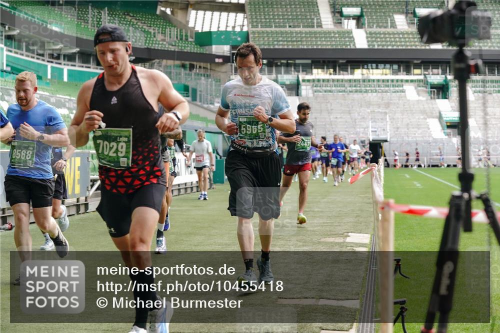 13.09.2026 - 21. swb-Marathon Bremen Michael Burmester http://msf.ph/oto/10455418 13.09.2026 12:52:55 Laufen im Stadion 102, 107, 145, 235, 313, 376, 541, 560, 615, 616, 683, 696, 734, 740, 755, 792, 863, 982, 985, 987, 1033, 1043, 1056, 1207, 1232, 1252, 1297, 1433, 1445, 1492, 1528, 1542, 1646, 1664, 1704, 1707, 1814, 1955, 2007, 2008, 2043, 2203, 2280, 2350, 2362, 2401, 2422, 2447, 2454, 2480, 2498, 2759, 2767, 2820, 2847, 2858, 2997, 3085, 3149, 3236, 3336, 3362, 3448, 3566, 3830, 3899, 3988, 4165, 4283, 4429, 4475, 4571, 4573, 4605, 4895, 5079, 5152, 5168, 5379 meine-sportfotos.de