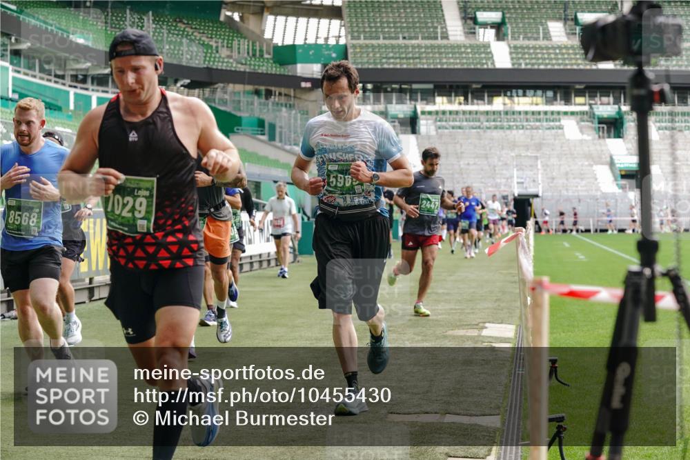 13.09.2026 - 21. swb-Marathon Bremen Michael Burmester http://msf.ph/oto/10455430 13.09.2026 12:52:55 Laufen im Stadion 102, 107, 145, 235, 313, 376, 541, 560, 615, 616, 683, 696, 734, 740, 755, 792, 863, 982, 985, 987, 1033, 1043, 1056, 1207, 1232, 1252, 1297, 1433, 1445, 1492, 1528, 1542, 1646, 1664, 1704, 1707, 1814, 1955, 2007, 2008, 2043, 2203, 2280, 2350, 2362, 2401, 2422, 2447, 2454, 2480, 2498, 2759, 2767, 2820, 2847, 2858, 2997, 3085, 3149, 3236, 3336, 3362, 3448, 3566, 3830, 3899, 3988, 4165, 4283, 4429, 4475, 4571, 4573, 4605, 4895, 5079, 5152, 5168, 5379 meine-sportfotos.de