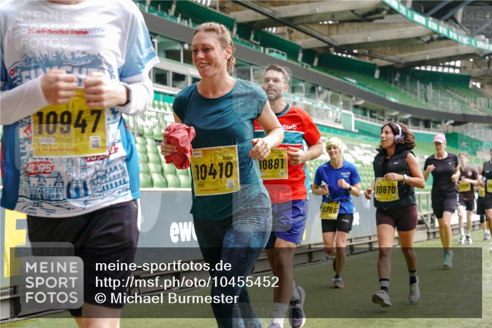 13.09.2026 - 21. swb-Marathon Bremen Michael Burmester http://msf.ph/oto/10455452 13.09.2026 10:32:48 Laufen im Stadion 10067, 10078, 10146, 10166, 10184, 10203, 10211, 10222, 10226, 10236, 10243, 10246, 10249, 10255, 10256, 10300, 10322, 10365, 10372, 10374, 10379, 10383, 10394, 10408, 10410, 10423, 10443, 10486, 10494, 10503, 10517, 10518, 10529, 10530, 10540, 10543, 10550, 10555, 10565, 10589, 10608, 10610, 10626, 10631, 10646, 10670, 10673, 10675, 10687, 10690, 10703, 10704, 10707, 10708, 10721, 10725, 10728, 10745, 10749, 10750, 10771, 10788, 10794, 10809 meine-sportfotos.de