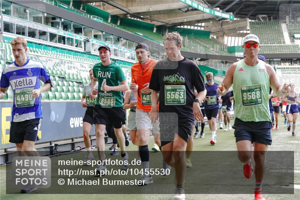 13.09.2026 - 21. swb-Marathon Bremen Michael Burmester http://msf.ph/oto/10455530 13.09.2026 13:10:59 Laufen im Stadion 164, 265, 373, 448, 581, 703, 869, 984, 1113, 1180, 1738, 1851, 1855, 1867, 1894, 1936, 1952, 1967, 2202, 2232, 2268, 2281, 2284, 2299, 2330, 2333, 2339, 2342, 2353, 2432, 2443, 2525, 2530, 2531, 2553, 2573, 2589, 2594, 2654, 2659, 2669, 2682, 2714, 2717, 2784, 2785, 2804, 2819, 2822, 2836, 2907, 2920, 2932, 2976, 3026, 3027, 3032, 3063, 3079, 3082, 3086, 3089, 3122, 3159, 3174, 3207, 3208, 3291, 3328, 3352, 3370, 3398, 3409, 3410, 3470, 3549, 3769, 551 meine-sportfotos.de