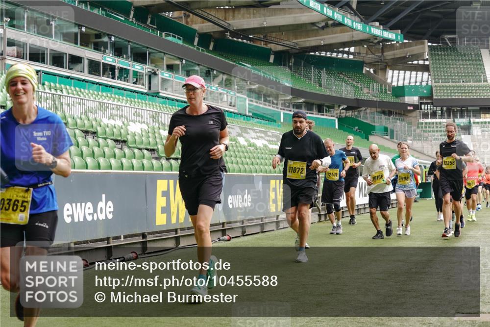 13.09.2026 - 21. swb-Marathon Bremen Michael Burmester http://msf.ph/oto/10455588 13.09.2026 10:32:50 Laufen im Stadion 10067, 10078, 10146, 10166, 10184, 10203, 10211, 10222, 10226, 10236, 10243, 10246, 10249, 10255, 10256, 10300, 10322, 10365, 10372, 10374, 10379, 10383, 10394, 10408, 10410, 10423, 10443, 10486, 10494, 10503, 10517, 10518, 10529, 10530, 10540, 10543, 10550, 10555, 10565, 10589, 10608, 10610, 10626, 10631, 10646, 10670, 10673, 10675, 10687, 10690, 10703, 10704, 10707, 10708, 10721, 10725, 10728, 10745, 10749, 10750, 10771, 10788, 10794, 10809 meine-sportfotos.de