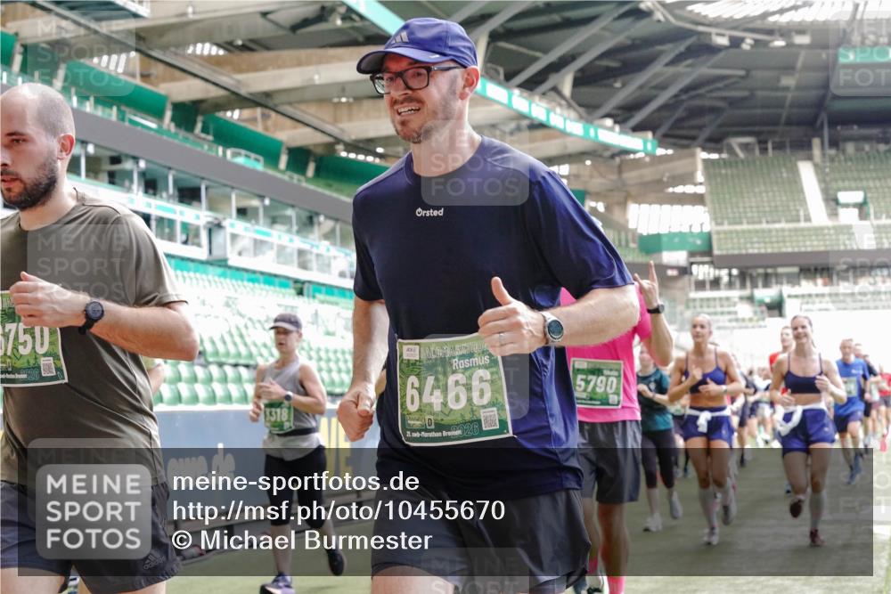 13.09.2026 - 21. swb-Marathon Bremen Michael Burmester http://msf.ph/oto/10455670 13.09.2026 13:11:02 Laufen im Stadion 164, 265, 373, 448, 581, 703, 869, 984, 1113, 1180, 1738, 1851, 1855, 1867, 1894, 1936, 1952, 1967, 2202, 2232, 2268, 2281, 2284, 2299, 2330, 2333, 2339, 2342, 2353, 2426, 2432, 2443, 2530, 2531, 2553, 2573, 2589, 2594, 2654, 2659, 2669, 2682, 2714, 2717, 2784, 2785, 2804, 2819, 2822, 2836, 2907, 2920, 2932, 2976, 3026, 3027, 3063, 3079, 3082, 3086, 3089, 3122, 3159, 3174, 3207, 3208, 3291, 3328, 3352, 3370, 3409, 3410, 3470, 3549, 3769, 551 meine-sportfotos.de
