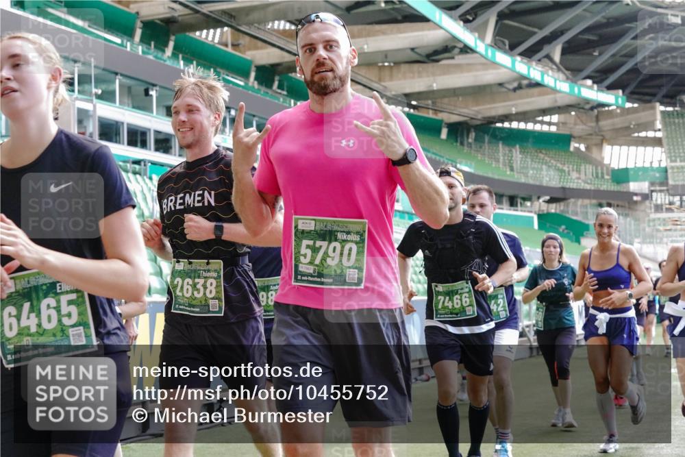 13.09.2026 - 21. swb-Marathon Bremen Michael Burmester http://msf.ph/oto/10455752 13.09.2026 13:11:03 Laufen im Stadion 164, 265, 373, 448, 581, 703, 869, 984, 1113, 1180, 1738, 1851, 1855, 1867, 1894, 1936, 1952, 1967, 2202, 2232, 2268, 2281, 2284, 2299, 2330, 2333, 2339, 2342, 2353, 2426, 2432, 2443, 2530, 2531, 2553, 2573, 2589, 2594, 2654, 2659, 2669, 2682, 2714, 2717, 2784, 2785, 2804, 2819, 2822, 2836, 2907, 2920, 2932, 2976, 3026, 3027, 3063, 3079, 3082, 3086, 3089, 3122, 3159, 3174, 3207, 3208, 3291, 3328, 3349, 3352, 3370, 3409, 3410, 3470, 3549, 3769, 551 meine-sportfotos.de