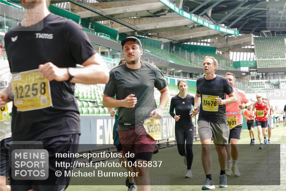13.09.2026 - 21. swb-Marathon Bremen Michael Burmester http://msf.ph/oto/10455837 13.09.2026 10:32:55 Laufen im Stadion 10018, 10067, 10078, 10166, 10184, 10203, 10211, 10226, 10236, 10243, 10246, 10249, 10255, 10256, 10297, 10300, 10322, 10365, 10372, 10374, 10379, 10383, 10394, 10408, 10410, 10423, 10428, 10443, 10486, 10494, 10503, 10517, 10518, 10529, 10530, 10540, 10543, 10550, 10555, 10565, 10578, 10589, 10608, 10610, 10631, 10646, 10670, 10673, 10675, 10687, 10690, 10703, 10704, 10707, 10721, 10725, 10728, 10745, 10749, 10750, 10771, 10788, 10794, 10809 meine-sportfotos.de