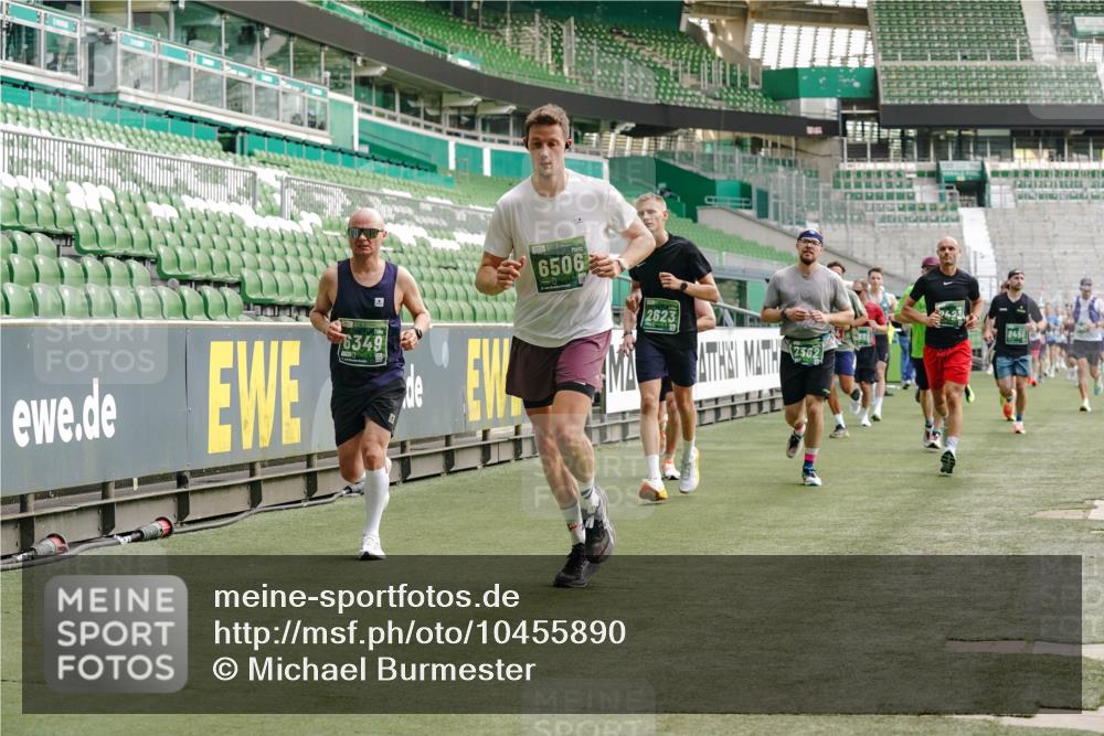 13.09.2026 - 21. swb-Marathon Bremen Michael Burmester http://msf.ph/oto/10455890 13.09.2026 12:53:14 Laufen im Stadion 102, 107, 145, 235, 313, 376, 472, 541, 560, 615, 616, 675, 683, 696, 740, 755, 792, 816, 863, 982, 985, 987, 1033, 1056, 1076, 1207, 1232, 1252, 1297, 1419, 1433, 1445, 1468, 1492, 1528, 1542, 1551, 1646, 1664, 1704, 1707, 1814, 1955, 2007, 2008, 2043, 2055, 2203, 2280, 2350, 2362, 2401, 2422, 2454, 2480, 2498, 2499, 2623, 2767, 2820, 2847, 2858, 2882, 2971, 2997, 3085, 3149, 3236, 3336, 3362, 3413, 3448, 3566, 3830, 3899, 3988, 4283, 4475, 4573, 4605, 5152 meine-sportfotos.de