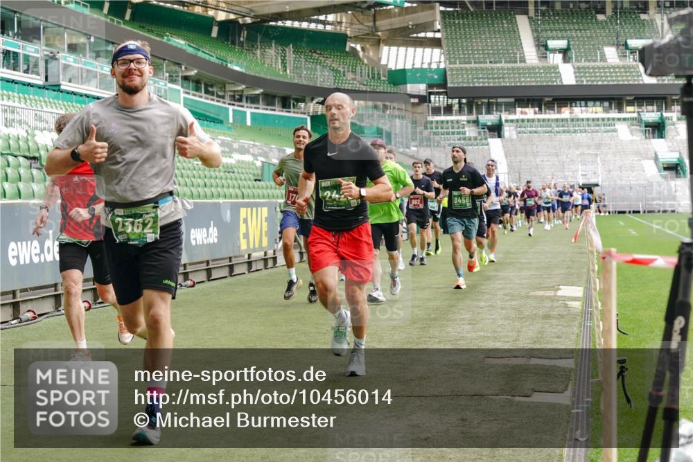 13.09.2026 - 21. swb-Marathon Bremen Michael Burmester http://msf.ph/oto/10456014 13.09.2026 12:53:17 Laufen im Stadion 102, 107, 145, 235, 313, 376, 472, 541, 560, 615, 616, 675, 683, 696, 740, 755, 792, 816, 827, 863, 982, 985, 987, 1033, 1056, 1076, 1207, 1232, 1252, 1297, 1419, 1433, 1445, 1468, 1492, 1528, 1542, 1551, 1646, 1664, 1704, 1707, 1814, 1955, 2007, 2008, 2043, 2055, 2203, 2280, 2350, 2362, 2401, 2422, 2454, 2480, 2498, 2499, 2623, 2701, 2767, 2820, 2847, 2858, 2882, 2971, 2997, 3085, 3149, 3236, 3336, 3362, 3413, 3448, 3566, 3830, 3899, 3988, 4283, 4475, 4573, 4605, 5152 meine-sportfotos.de