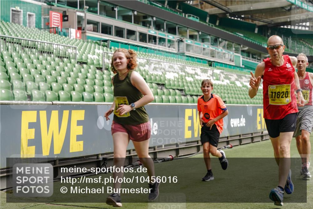 13.09.2026 - 21. swb-Marathon Bremen Michael Burmester http://msf.ph/oto/10456016 13.09.2026 10:33:00 Laufen im Stadion 10018, 10067, 10078, 10166, 10184, 10203, 10211, 10226, 10236, 10243, 10246, 10249, 10255, 10256, 10297, 10300, 10322, 10365, 10372, 10374, 10379, 10383, 10394, 10408, 10410, 10423, 10428, 10443, 10486, 10494, 10503, 10517, 10518, 10529, 10530, 10540, 10543, 10550, 10565, 10578, 10608, 10631, 10646, 10670, 10673, 10675, 10687, 10690, 10703, 10704, 10707, 10721, 10725, 10728, 10745, 10749, 10750, 10771, 10787, 10788, 10794, 10809 meine-sportfotos.de