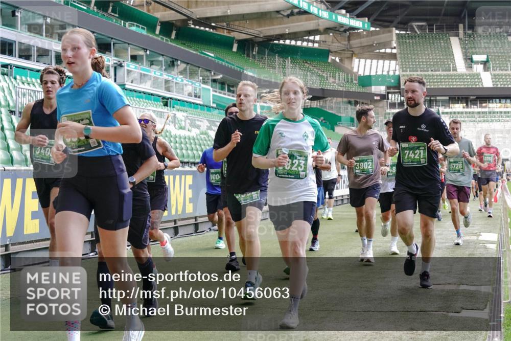 13.09.2026 - 21. swb-Marathon Bremen Michael Burmester http://msf.ph/oto/10456063 13.09.2026 13:11:09 Laufen im Stadion 164, 265, 373, 448, 581, 703, 843, 869, 984, 1113, 1180, 1435, 1738, 1849, 1851, 1855, 1867, 1894, 1936, 1952, 1967, 2202, 2232, 2248, 2268, 2281, 2284, 2299, 2330, 2333, 2339, 2342, 2353, 2375, 2426, 2432, 2443, 2530, 2531, 2553, 2573, 2589, 2654, 2659, 2669, 2682, 2714, 2717, 2784, 2785, 2804, 2819, 2822, 2836, 2907, 2920, 2932, 2976, 3026, 3027, 3063, 3079, 3082, 3086, 3089, 3122, 3159, 3174, 3207, 3208, 3291, 3328, 3349, 3352, 3370, 3409, 3410, 3470, 3549, 551 meine-sportfotos.de