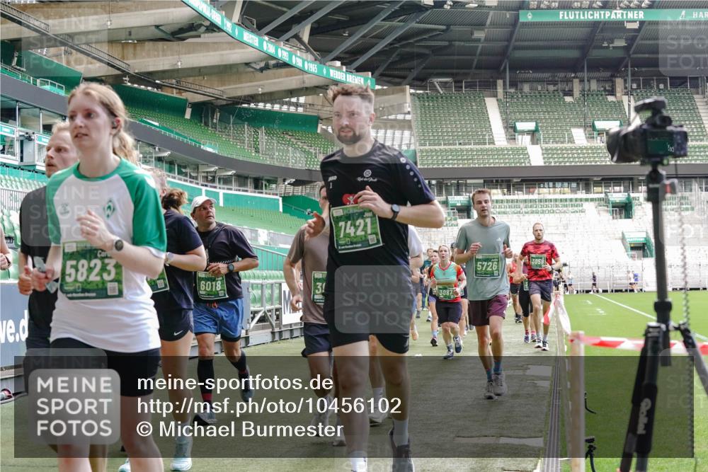 13.09.2026 - 21. swb-Marathon Bremen Michael Burmester http://msf.ph/oto/10456102 13.09.2026 13:11:10 Laufen im Stadion 164, 265, 373, 448, 581, 703, 843, 869, 984, 1113, 1180, 1435, 1738, 1849, 1851, 1855, 1867, 1894, 1936, 1952, 1967, 2202, 2232, 2248, 2268, 2281, 2284, 2299, 2330, 2333, 2339, 2342, 2353, 2375, 2426, 2432, 2443, 2530, 2531, 2553, 2573, 2589, 2654, 2659, 2669, 2673, 2682, 2714, 2717, 2784, 2785, 2804, 2819, 2822, 2836, 2850, 2907, 2920, 2932, 2976, 3026, 3027, 3063, 3079, 3082, 3086, 3089, 3122, 3159, 3174, 3207, 3208, 3291, 3328, 3349, 3352, 3370, 3409, 3410, 3470, 3549, 551 meine-sportfotos.de