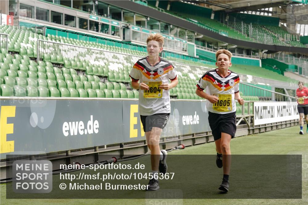 13.09.2026 - 21. swb-Marathon Bremen Michael Burmester http://msf.ph/oto/10456367 13.09.2026 10:33:09 Laufen im Stadion 10018, 10067, 10078, 10166, 10184, 10203, 10211, 10226, 10236, 10243, 10246, 10249, 10255, 10256, 10297, 10300, 10322, 10355, 10365, 10372, 10374, 10379, 10383, 10394, 10408, 10410, 10423, 10428, 10443, 10486, 10494, 10503, 10517, 10518, 10530, 10540, 10543, 10550, 10565, 10578, 10608, 10631, 10646, 10670, 10673, 10675, 10687, 10690, 10691, 10703, 10707, 10721, 10725, 10728, 10745, 10749, 10750, 10771, 10772, 10787, 10788, 10794, 10809 meine-sportfotos.de