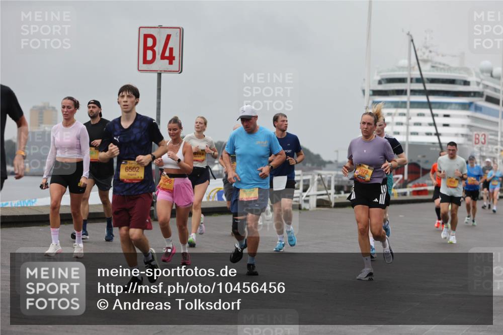 13.09.2026 - Kiel Lauf Andreas Tolksdorf http://msf.ph/oto/10456456 13.09.2026 11:57:07 Kiellinie 6502, 4, 4994, 1972, 3 meine-sportfotos.de