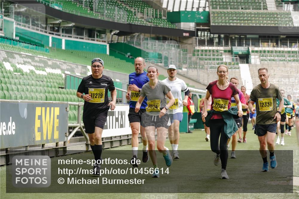 13.09.2026 - 21. swb-Marathon Bremen Michael Burmester http://msf.ph/oto/10456614 13.09.2026 10:33:17 Laufen im Stadion 10018, 10067, 10078, 10166, 10184, 10203, 10211, 10226, 10236, 10243, 10246, 10249, 10255, 10256, 10297, 10300, 10322, 10355, 10365, 10372, 10374, 10379, 10383, 10394, 10408, 10410, 10423, 10428, 10443, 10486, 10494, 10503, 10517, 10518, 10530, 10540, 10550, 10565, 10578, 10604, 10646, 10668, 10670, 10673, 10675, 10687, 10690, 10691, 10699, 10703, 10707, 10721, 10728, 10745, 10749, 10750, 10771, 10772, 10787, 10788, 10794, 10809 meine-sportfotos.de